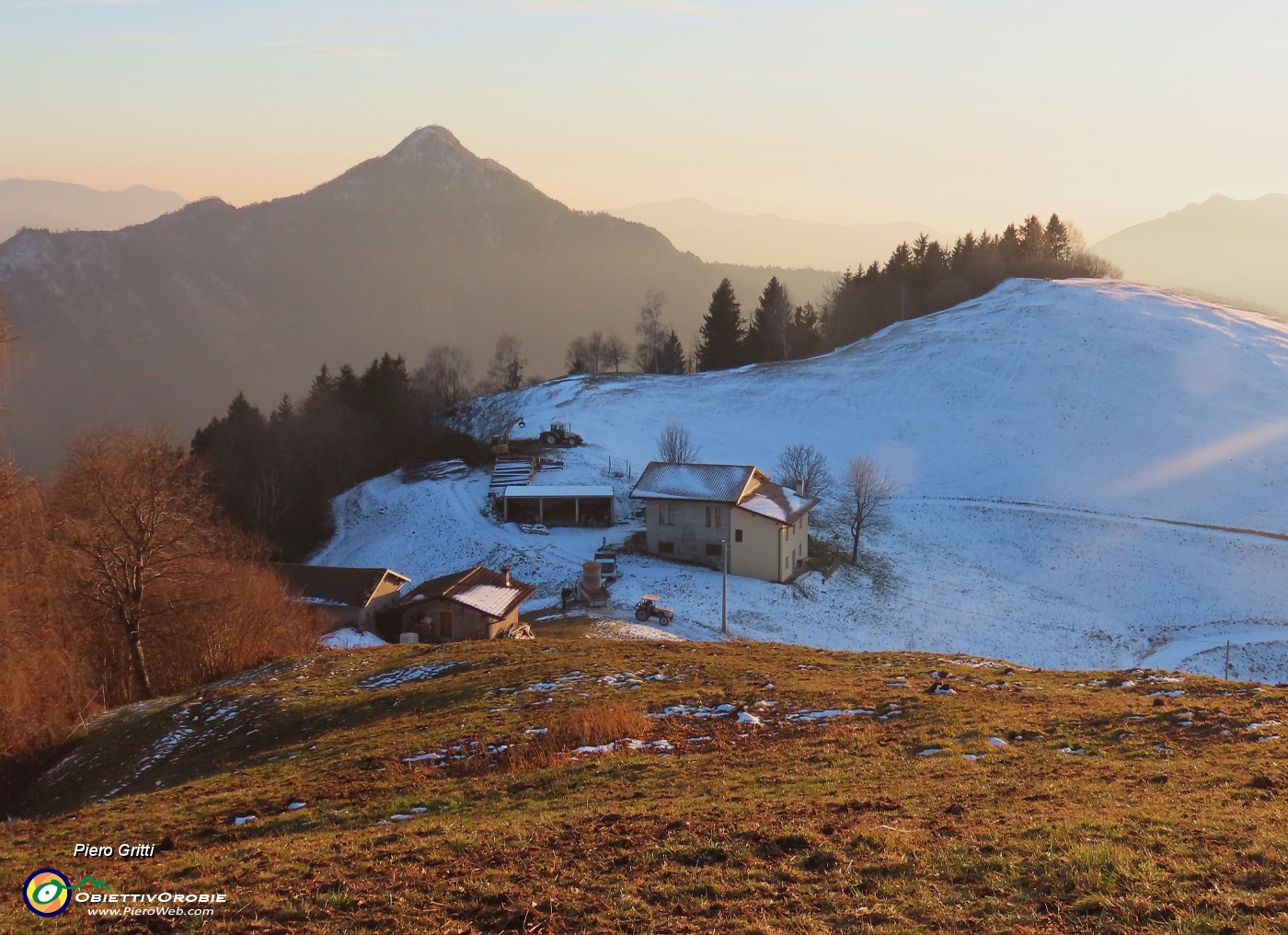 63 Rientro alle  cascine con vista verso il Monte Gioco.JPG